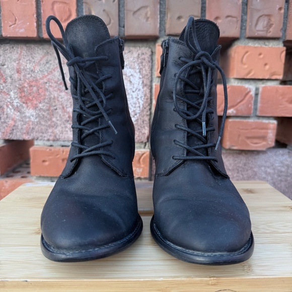 Cute Vintage 90s Black leather lace-up ankle boots - Picture 2 of 11